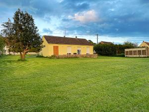 a house in a yard with a green field at 4AS Spa Paris in Verdelot