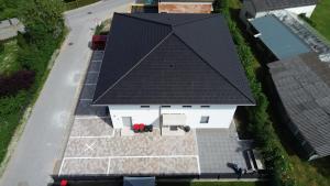 una vista aérea de una casa con techo negro en Hajdar en Mattighofen