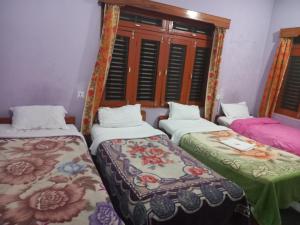 Una cama o camas en una habitación de Galaxy Inn Guest House