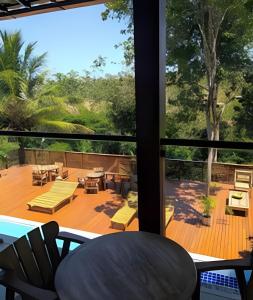 vistas a una terraza desde la ventana de una casa en Villa Maritaca Condo de 4 Casas de Alto Padrão Locação por Temporada, en Arraial d'Ajuda