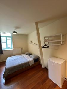- une chambre avec un lit et une fenêtre dans l'établissement Wonder home, à Bruxelles