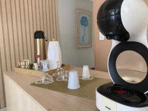 a black and white blender sitting on a counter at Hotel do Reinildo II in Cachoeira Paulista
