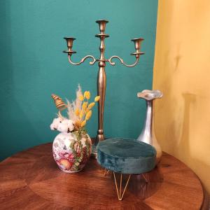 una mesa con dos jarrones y un candelabro en ella en Don Sidónio Alojamentos en Portimão