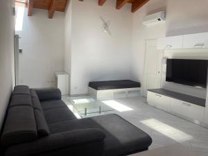 Residenze Niguarda في ميلانو: غرفة معيشة مع أريكة وتلفزيون بشاشة مسطحة