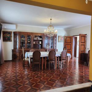 comedor con mesa y sillas en Don Sidónio Alojamentos en Portimão
