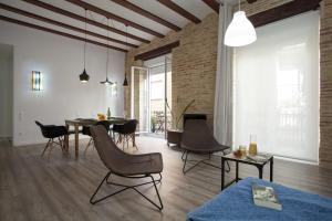 sala de estar con mesa de comedor y sillas en Quart Apartment, en Valencia