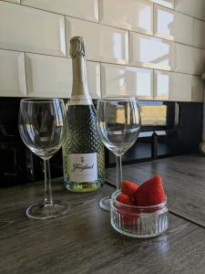 Converted Railway Cottage في سويندون: زجاجة من النبيذ وكأسين على الطاولة