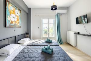 una camera da letto con due letti e una finestra di Ilios Place Corfu-Near Old Town & Beaches a Kontokali