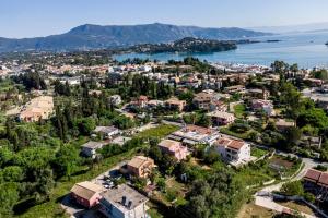 una vista aerea di una città con case e un lago di Ilios Place Corfu-Near Old Town & Beaches a Kontokali
