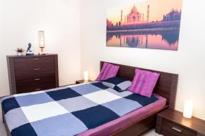 Schlafzimmer mit einem Bett in Rosa und Blau in der Unterkunft Apartament Studio 1c in Władysławowo