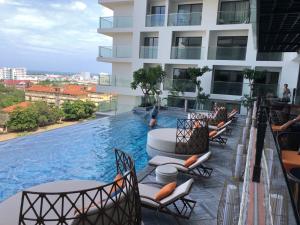 a pool on the roof of a building at Căn hộ Condotel 5 sao Apec Mandala Phú Yên in Tuy Hoa