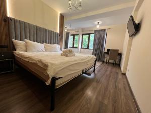 sypialnia z dużym łóżkiem i biurkiem w obiekcie Wine Hills w mieście Tbilisi City
