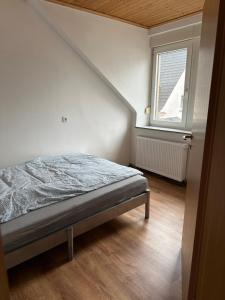 a bedroom with a bed and a window at Ankas´s Ferienwohnung in Bexbach