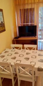 TV a/nebo společenská místnost v ubytování Candy apartman Siófok