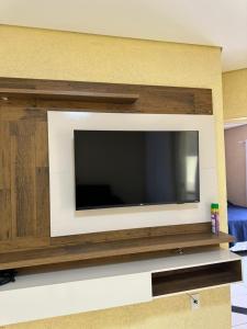 TV i/ili multimedijalni sistem u objektu Linda casa com 3 quartos e piscina