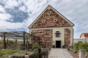 een extern uitzicht op een gebouw met een toren bij Barokni Spejchar in Tlučná