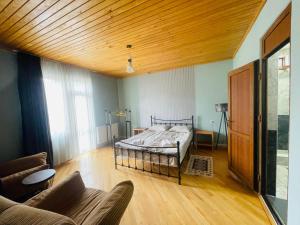 Letto o letti in una camera di Manana Japaridze's Guesthouse