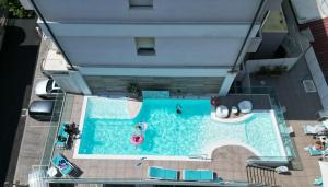 - une vue sur la piscine dans l'établissement Hotel Villa Paola, à Rimini