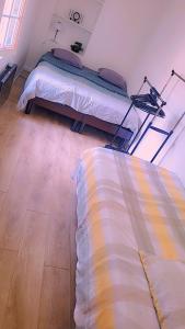 une chambre avec deux lits et un parquet dans l'établissement Jolie 2 pièces avec terrasse jusqu'à 5 personnes Nancy centre, à Nancy