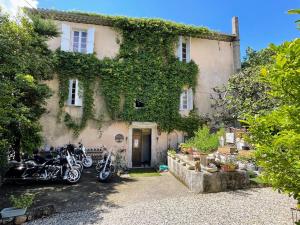 una casa con moto parcheggiate di fronte di Maison du Manoir a Vallon-Pont-dʼArc