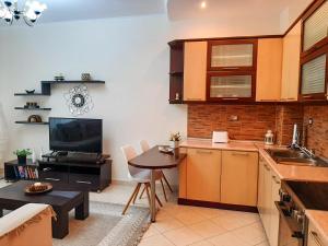 a kitchen with a small table and a small kitchen with a kitchen gmaxwell gmaxwell gmaxwell at Sofia's modern apartment in Gjirokastër +12 photos