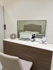 Smart luxury apartment 3bedrooms في الرياض: غرفة نوم مع سرير مع مرآة كبيرة