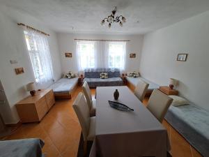 sala de estar con mesa y sofá en Chalupa u Dionýza, en Rejdová
