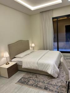 سرير أو أسرّة في غرفة في Smart luxury apartment 3bedrooms