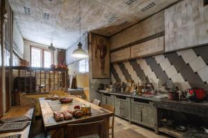 eine große Küche mit Tisch und Theke in der Unterkunft Obecność in Piechowice