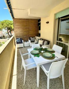 einen weißen Tisch und Stühle auf dem Balkon in der Unterkunft Appartamento luminoso vista mare in Lido di Jesolo