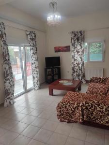 ein Wohnzimmer mit einem Bett und einem Couchtisch in der Unterkunft Beautiful apartment ANAIS near the sea in Agía Triás