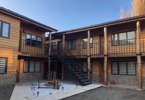 蓬塔阿雷纳斯Magellanicus Rustic Suites的带楼梯的木屋外观