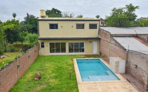 una casa con piscina en el patio en Casa relax, en Presidencia Roque Sáenz Peña