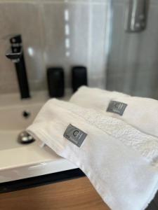 two towels on a sink in a bathroom at Maison normande silex proche de la mer in Sotteville-sur-Mer