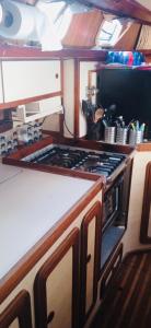 Dapur atau dapur kecil di Sail boat in Bocas del Toro