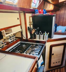 een keuken met een kookplaat in een camper bij Sail boat in Bocas del Toro in Carenero
