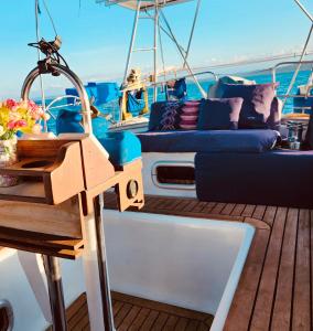 Carenero的住宿－Sail boat in Bocas del Toro，船上的甲板上配有沙发