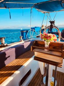 un barco con un jarrón de flores en la cubierta en Sail boat in Bocas del Toro en Carenero