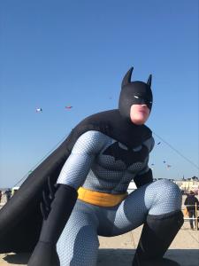 osoba w kostiumie Batmana na plaży w obiekcie Les chti picards w mieście Berck-sur-Mer