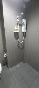 CUSHY DORM at KLCC في كوالالمبور: حمام مع مرحاض وموزع على الحائط