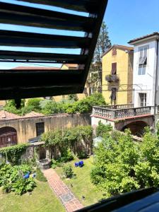a view from a car window of a yard at San Romano centro storico in Lucca