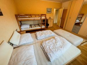 Zimmer mit 3 Betten in einem Zimmer in der Unterkunft Ferienwohnung Ankommen & Wohlfühlen in Cuxhaven