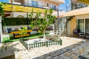 budynek ze schodami przed nim w obiekcie The DreamHouse Athens Airport w mieście Artemida