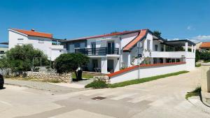 ポヴリャナにあるApartman Marinaの大きな白い家