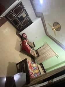 Safari Hotel في Dera Ghāzi Khān: منظر علوي لامرأة تقف في مطبخ
