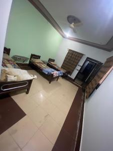 Safari Hotel في Dera Ghāzi Khān: اطلالة غرفة معيشة مع كنبتين