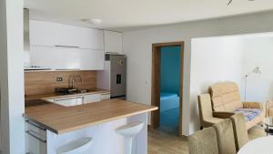 ポヴリャナにあるApartman Marinaのキッチン(カウンター、椅子付)