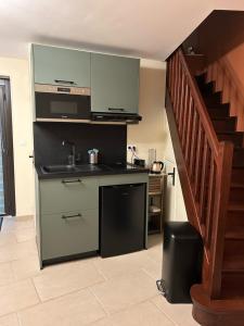 Kuchyň nebo kuchyňský kout v ubytování Logement cosy et moderne
