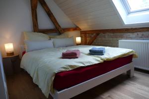 una camera da letto con un letto e due asciugamani di Naturgarten Karlsfeld in der schönen Lausitz a Welzow