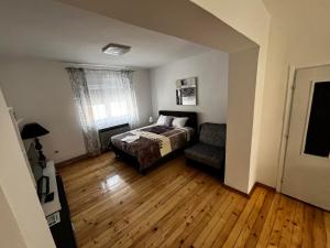 En eller flere senger på et rom på Apartmani Kačara